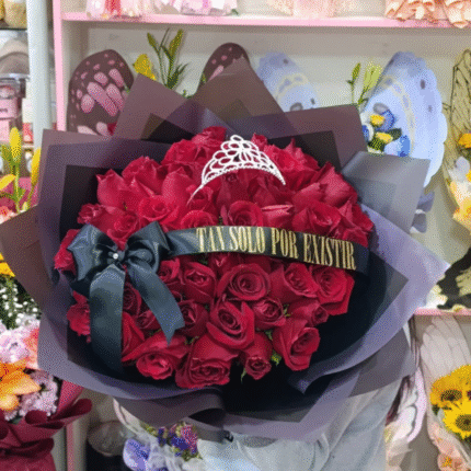 Ramo buchón de 50 rosas + corona de metal